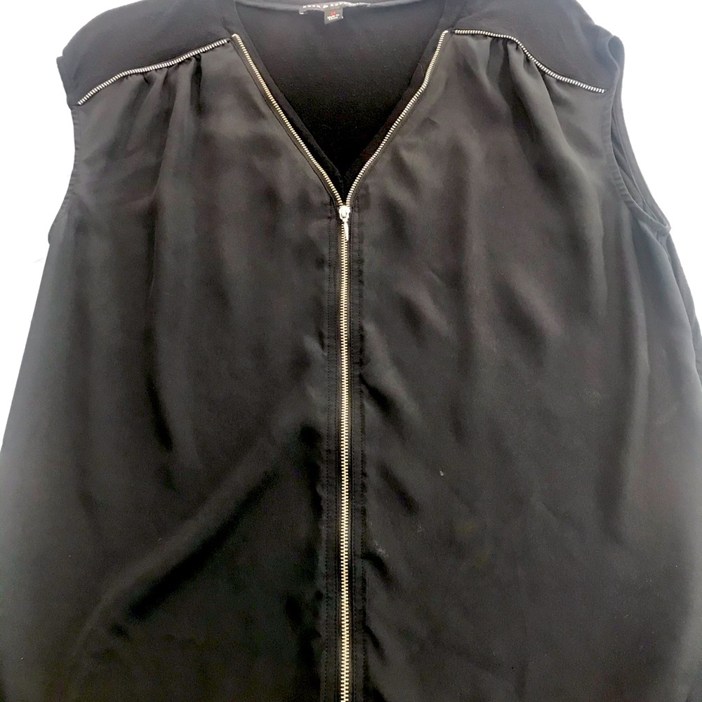 Women’s top with faux zipper